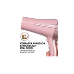 Secadora de cabello Coconut Smooth Remington, detalle del cabezal rosado con texto sobre cerámica enriquecida con coco
