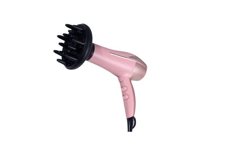 Secadora de cabello Coconut Smooth Remington, color rosado con accesorio difusor negro colocado en la boquilla