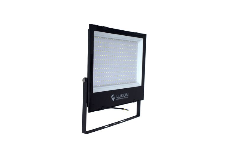 Reflector LED EX Pro 24000 L 6500 k 100-277 V 30 khrs 200 W Ilukon, vista frontal en ángulo con soporte negro