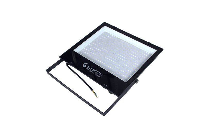Reflector LED EX Pro 24000 lúmenes 6500k 100-277V 30khrs 200W Ilukon, vista cenital del panel de LEDs y soporte negro