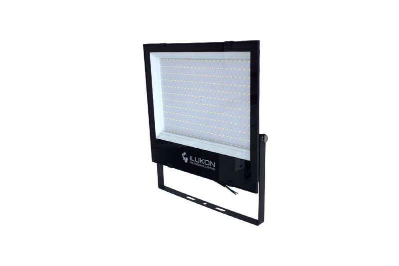 Reflector LED EX Pro 24000 lúmenes 6500k 100-277V 30khrs 200W Ilukon, vista frontal del panel de LEDs y soporte negro