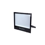 Reflector LED EX Pro 24000 L 6500 k 100-277 V 30 khrs 200 W Ilukon, vista lateral inclinada con soporte negro