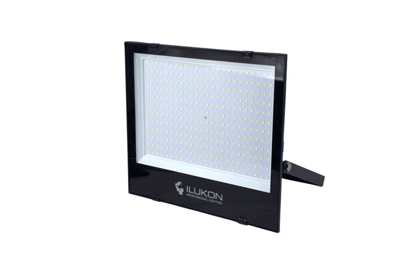 Reflector LED EX Pro 24000 L 6500 k 100-277 V 30 khrs 200 W Ilukon, vista lateral inclinada con soporte negro