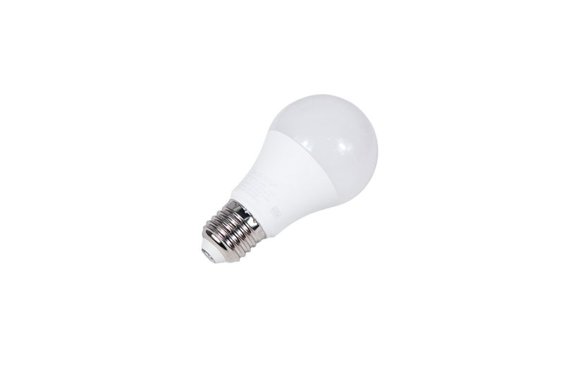 Kit 3 piezas bombillo smart A19 RGB WiFi Tecnolite, vista lateral de un bombillo con base metálica y globo blanco