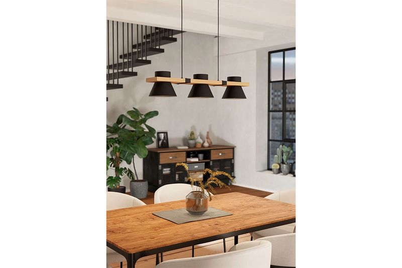 Lámpara colgante Maccles 3L E27 negro/madera Eglo, instalada sobre una mesa de comedor en un ambiente moderno