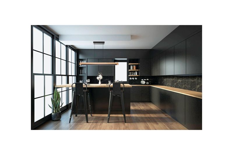 Lámpara colgante LED Camacho negro/madera Eglo, instalada sobre una barra de cocina en un ambiente moderno y oscuro