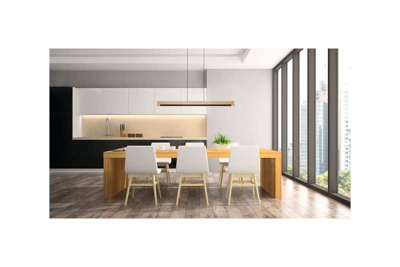 Lámpara colgante LED Camacho negro/madera Eglo, instalada sobre una mesa de comedor en un ambiente moderno