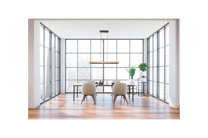 Lámpara colgante LED Camacho negro/madera Eglo, instalada sobre comedor en ambiente moderno con ventanales amplios