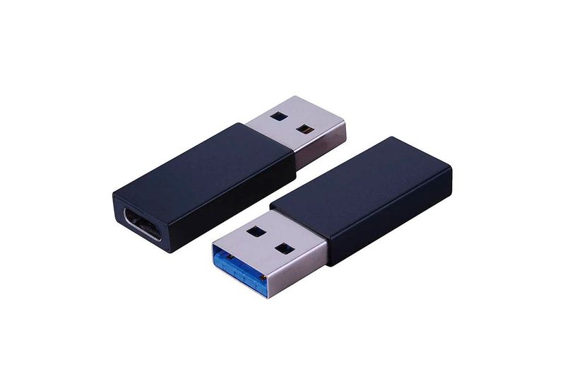 Adaptador de enchufe USB-C a conector USB-A 3.0 Ace, dos piezas negras vistas desde un ángulo superior