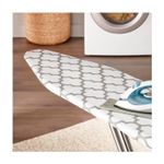 Planchador de piso 42 x 13 pulgadas Wonder House, detalle de la funda blanca con patrones grises y una plancha apoyada