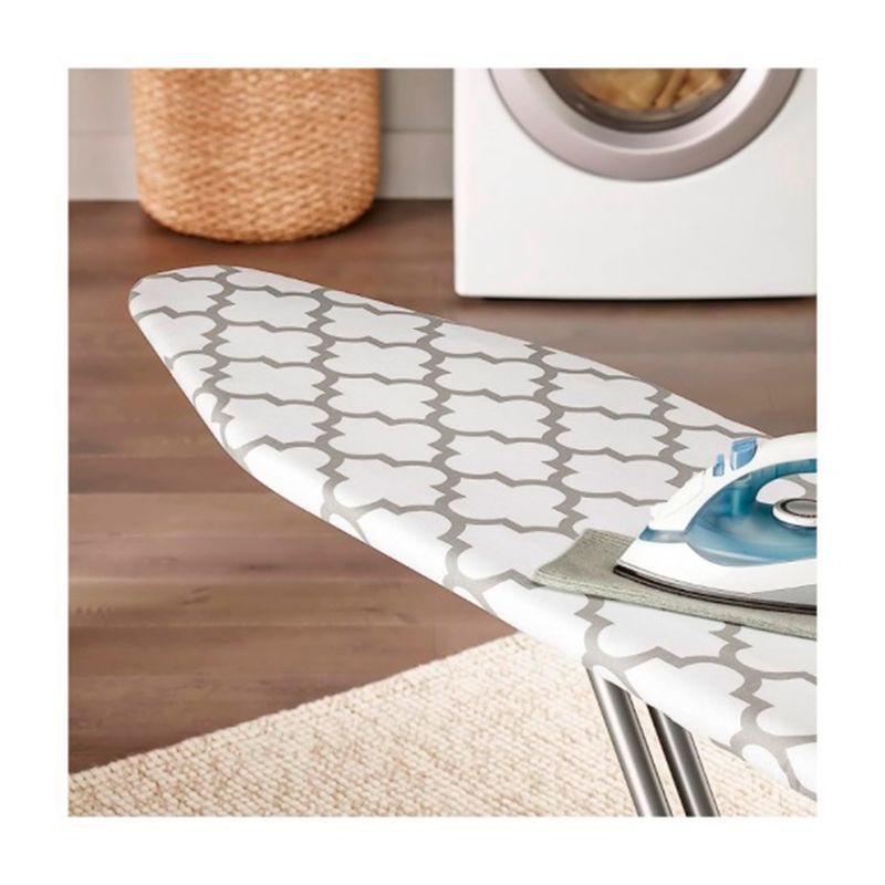 Planchador de piso 42 x 13 pulgadas Wonder House, detalle de la funda blanca con patrones grises y una plancha apoyada