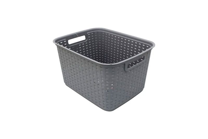 Cesta para ropa blanca 61 cm Sterilite, vista diagonal superior del contenedor plástico gris con asas laterales