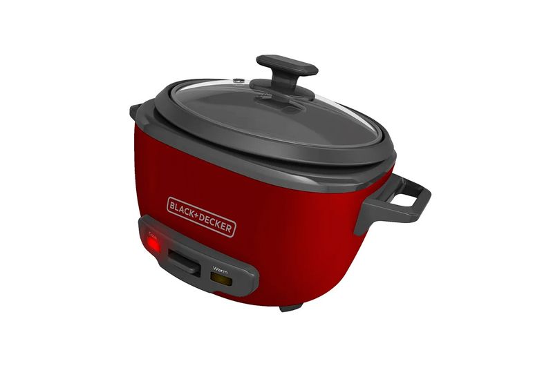 Arrocera de 14 tazas roja Black+Decker, vista frontal en ángulo con tapa de vidrio y botones de control iluminados