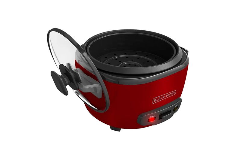 Arrocera 14 tazas roja Black+Decker, vista superior con tapa de vidrio abierta y recipiente interno negro