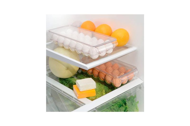 Porta huevos 21 compartimientos transparente Interdesign, dos unidades con huevos dentro colocadas en una refrigeradora
