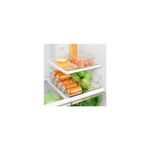Porta huevos 12 compartimientos transparente Interdesign, colocado dentro de un refrigerador con huevos y otros alimentos