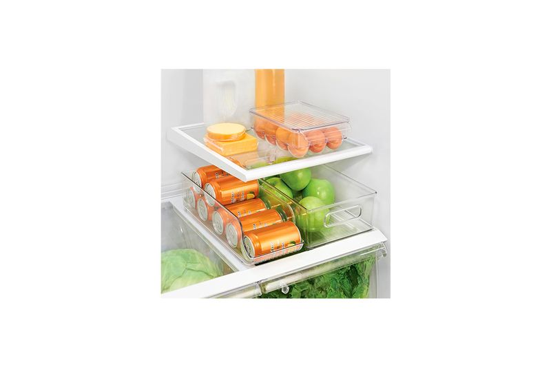 Porta huevos 12 compartimientos transparente Interdesign, colocado dentro de un refrigerador con huevos y otros alimentos