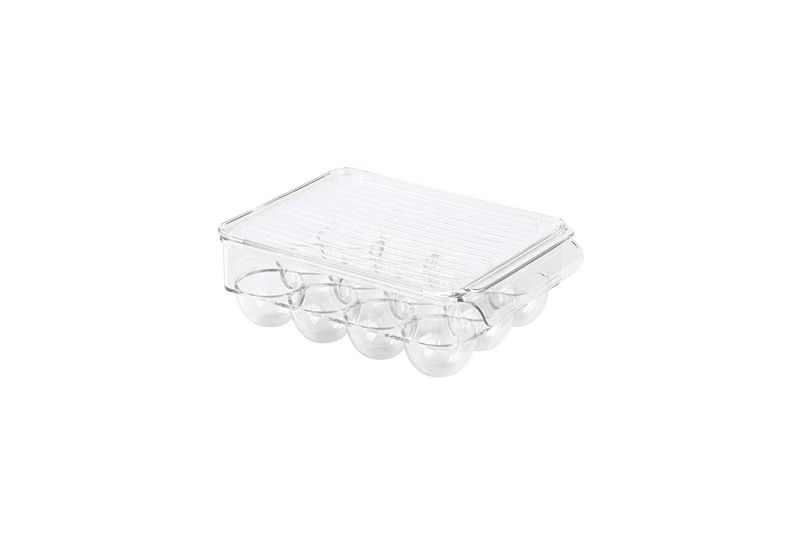 Porta huevos 12 compartimientos transparente Interdesign, vista en ángulo con tapa cerrada y compartimentos vacíos