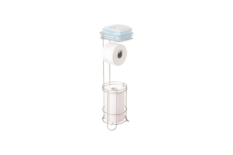 Portarrollo para papel higiénico con estante satín Interdesign, vista frontal con rollo puesto y toallas azules arriba