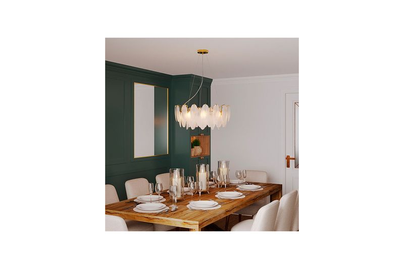 Luminaria colgante cristal Naia 8L E14 Blumenau, instalada sobre una mesa de comedor en un ambiente decorado