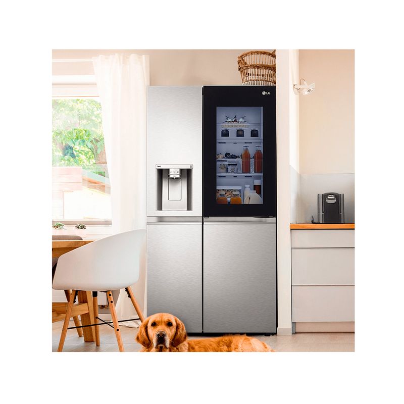 Refrigerador Inverter Instaview con dispensador SBS Craft Ice 612 L acero LG, ambientado en cocina con un perro al frente