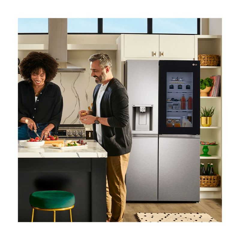 Refrigerador inverter InstaView con dispensador SBS Craft Ice 612 L acero LG, en cocina con pareja preparando alimentos