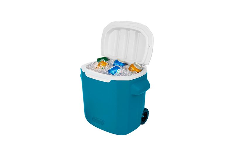 Hielera 28 qt con ruedas azul Coleman, vista frontal abierta con hielo y latas de bebidas en su interior