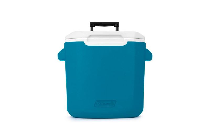 Hielera 28 qt con ruedas azul Coleman, vista frontal con tapa blanca y asa extensible negra