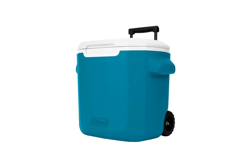 Hielera 28 qt con ruedas azul Coleman, vista lateral con mango extensible negro y rueda trasera