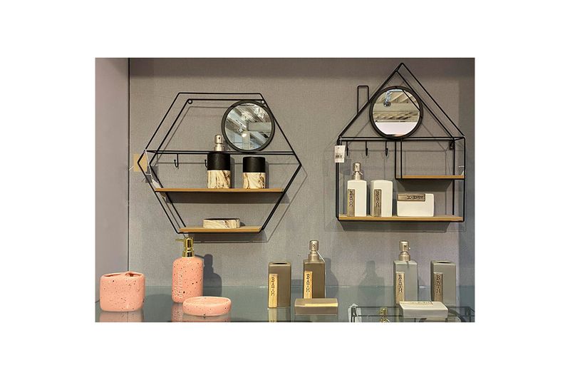 Estante decorativo de pared 51.5x10x45 cm Concepts, dos modelos en exhibición con accesorios de baño y espejos circulares
