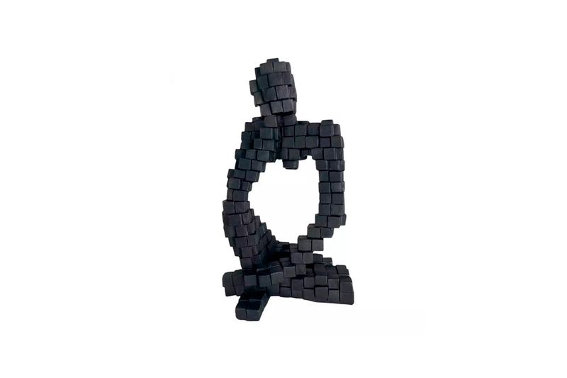 Figura decorativa 15x15x26.5 cm negro Concepts, vista frontal de escultura abstracta compuesta por cubos pequeños