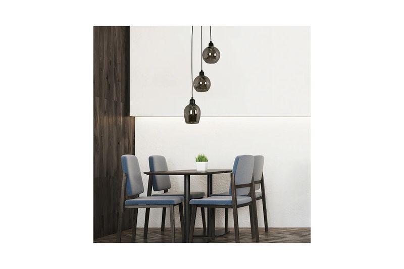 Luminaria colgante Átomo negro escalonado 3L E27 40W Ikelite, instalada sobre un comedor con mesa y sillas azules