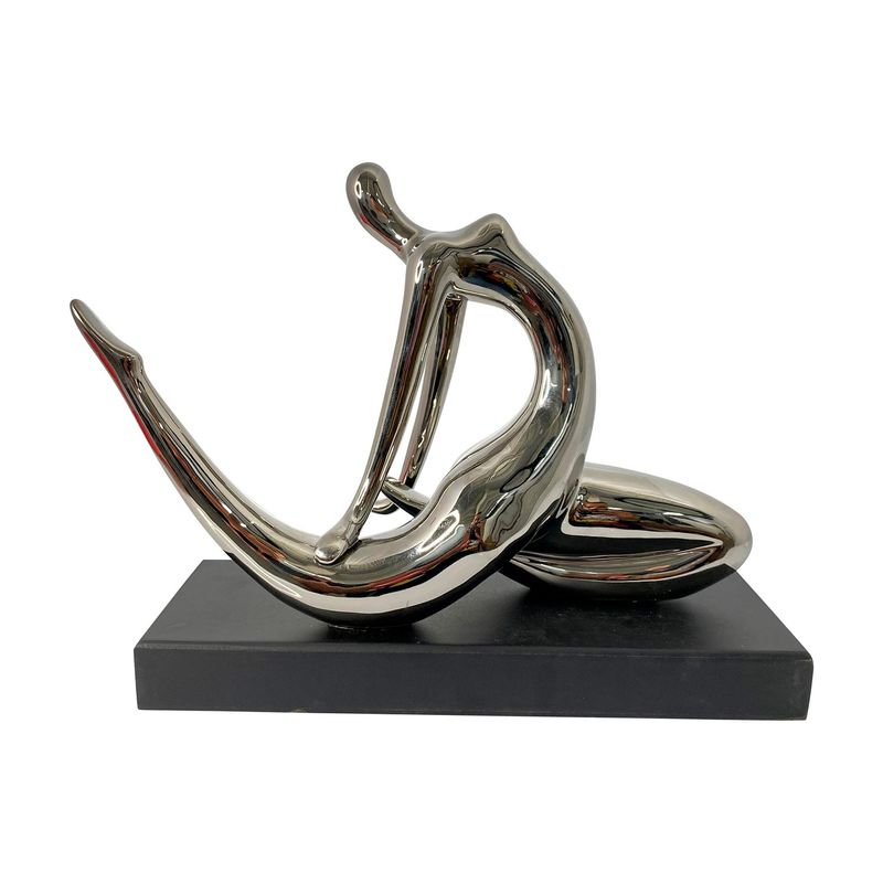 Figura decorativa 35x13.5x27 cm Concepts, escultura humana abstracta en color plateado brillante sobre base negra cuadrada