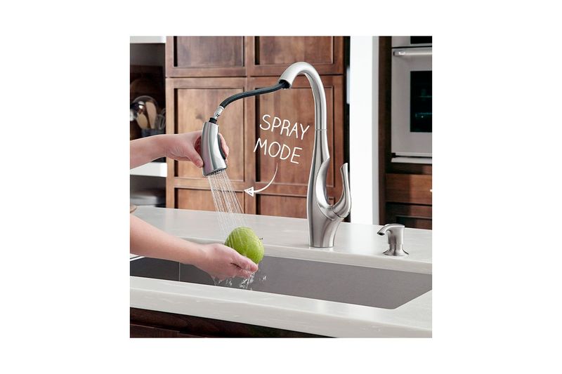 Llave para pantry monomando de palanca extraíble con dispensador Indira satín Pfister, modo spray lavando una manzana