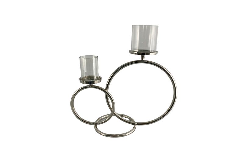 Porta vela decorativo 47.5 x 31 x 47 cm Concepts, vista frontal de estructura metálica plateada con dos vasos de vidrio