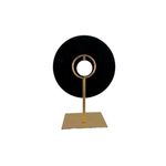 Figura decorativa 20x10x28 cm negra Concepts, vista frontal con círculo negro y soporte metálico dorado