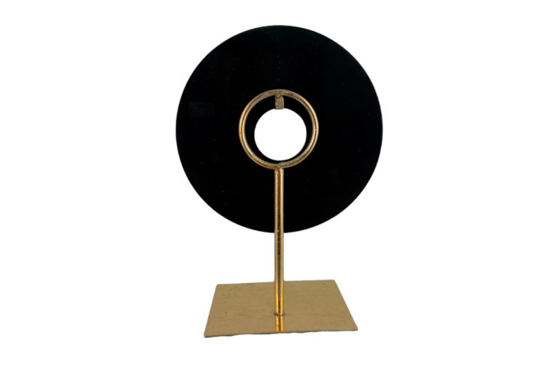 Figura decorativa 20x10x28 cm negra Concepts, vista frontal con círculo negro y soporte metálico dorado