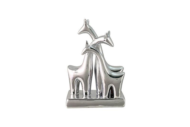 Figura decorativa jirafas 15.5 x 8 x 23 cm plateada Concepts, vista frontal de tres jirafas estilizadas sobre base cuadrada