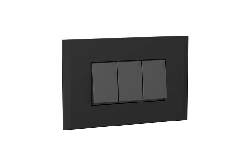 Interruptor triple 15 A 120 V negro Nobile Bticino, vista frontal del módulo con tres teclas y placa rectangular