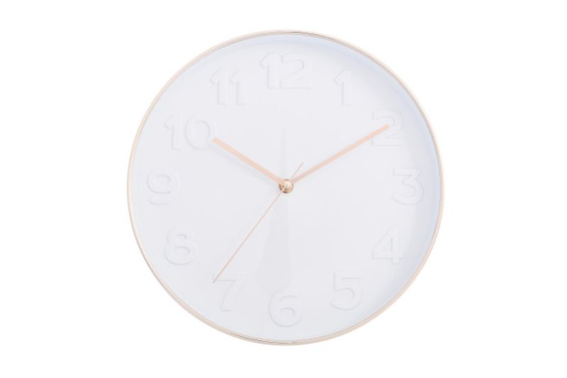 Reloj decorativo de pared 30.5 cm blanco y dorado Concepts, vista frontal del dial con números y manecillas doradas