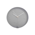 Reloj decorativo de pared 30.5 cm gris Concepts, vista frontal con números grandes grabados y manecillas blancas