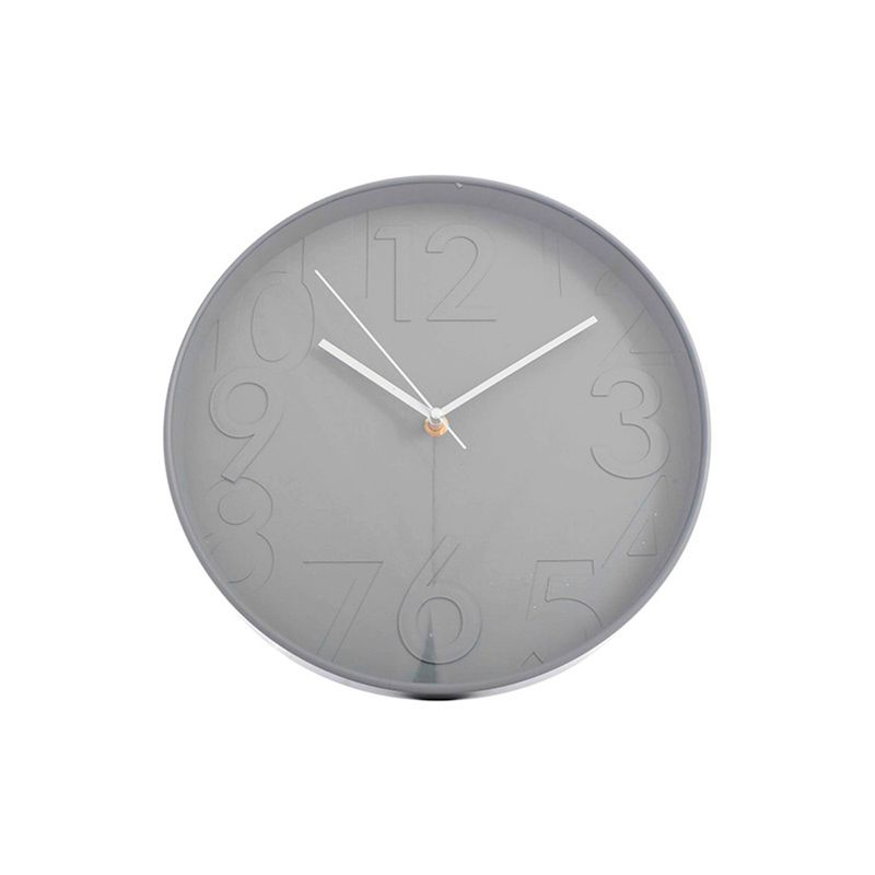 Reloj decorativo de pared 30.5 cm gris Concepts, vista frontal con números grandes grabados y manecillas blancas