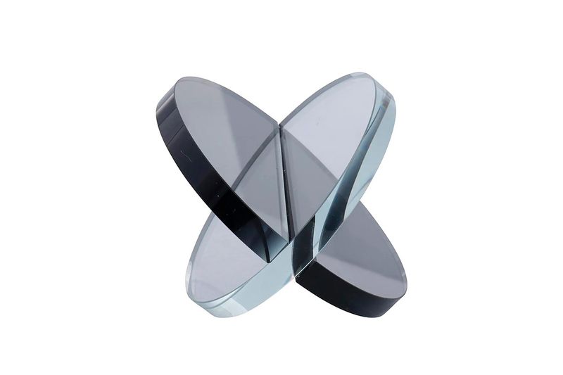 Figura decorativa 15 cm gris Concepts, vista frontal de diseño geométrico entrelazado con acabado brillante
