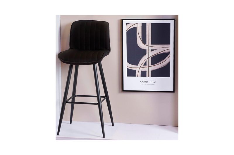 Cuadro decorativo 50 x 70 x 3 cm Concepts, colgado en la pared junto a un taburete negro en un ambiente decorado
