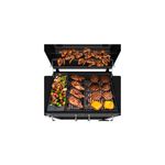 Barbacoa de carbón con ruedas Deluxe C-Line 870 negro Char-Broil, vista cenital con carnes y vegetales cocinando