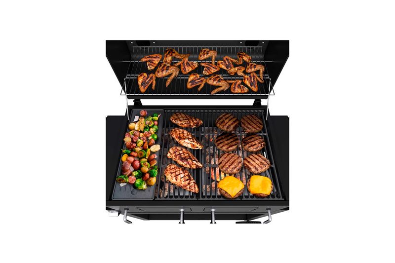 Barbacoa de carbón con ruedas Deluxe C-Line 870 negro Char-Broil, vista cenital con carnes y vegetales cocinando