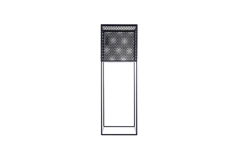 Porta macetera metálico 5x25x76 cm negro Concepts, vista frontal de estructura esbelta con detalle calado en la parte