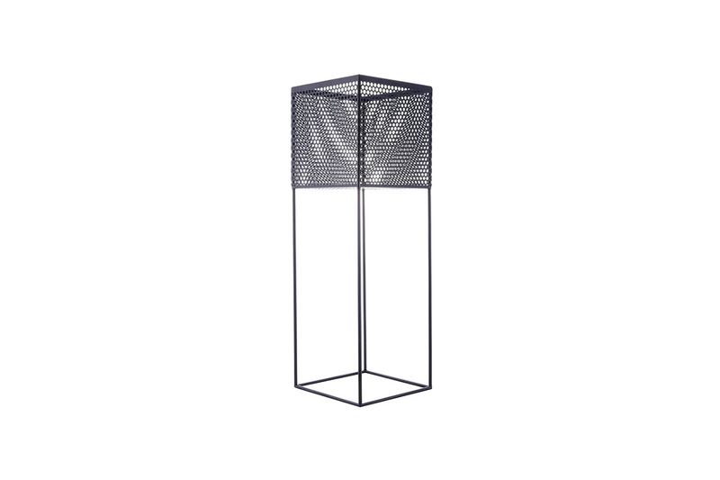 Porta macetera metálico 5x25x76 cm negro Concepts, vista frontal en ángulo que muestra la rejilla superior y estructura