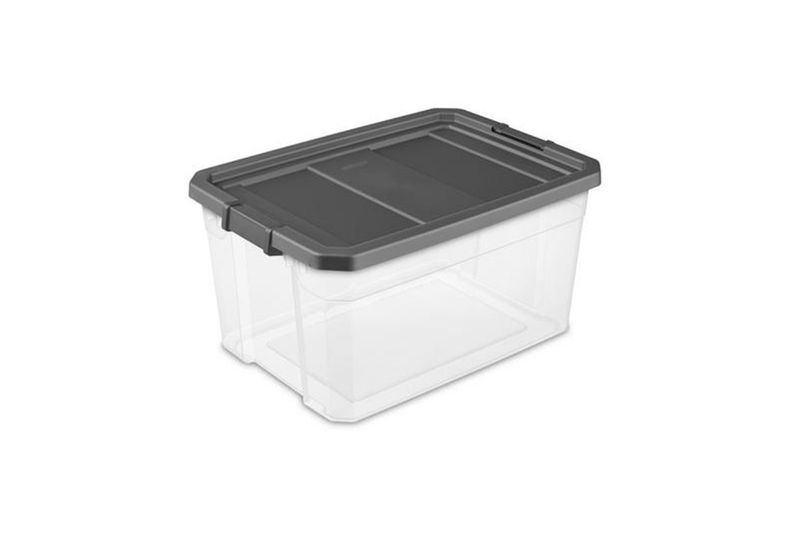 Caja organizadora plástica 76QTY transparente/gris Sterilite, vista diagonal con tapa cerrada