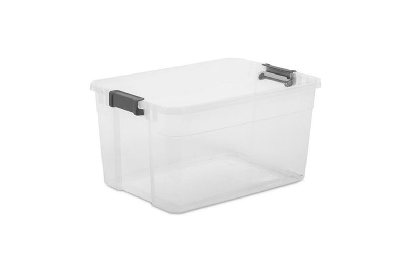 Caja organizadora plástica 76qty transparente/gris Sterilite, vista frontal en ángulo con tapa y cierres laterales gris